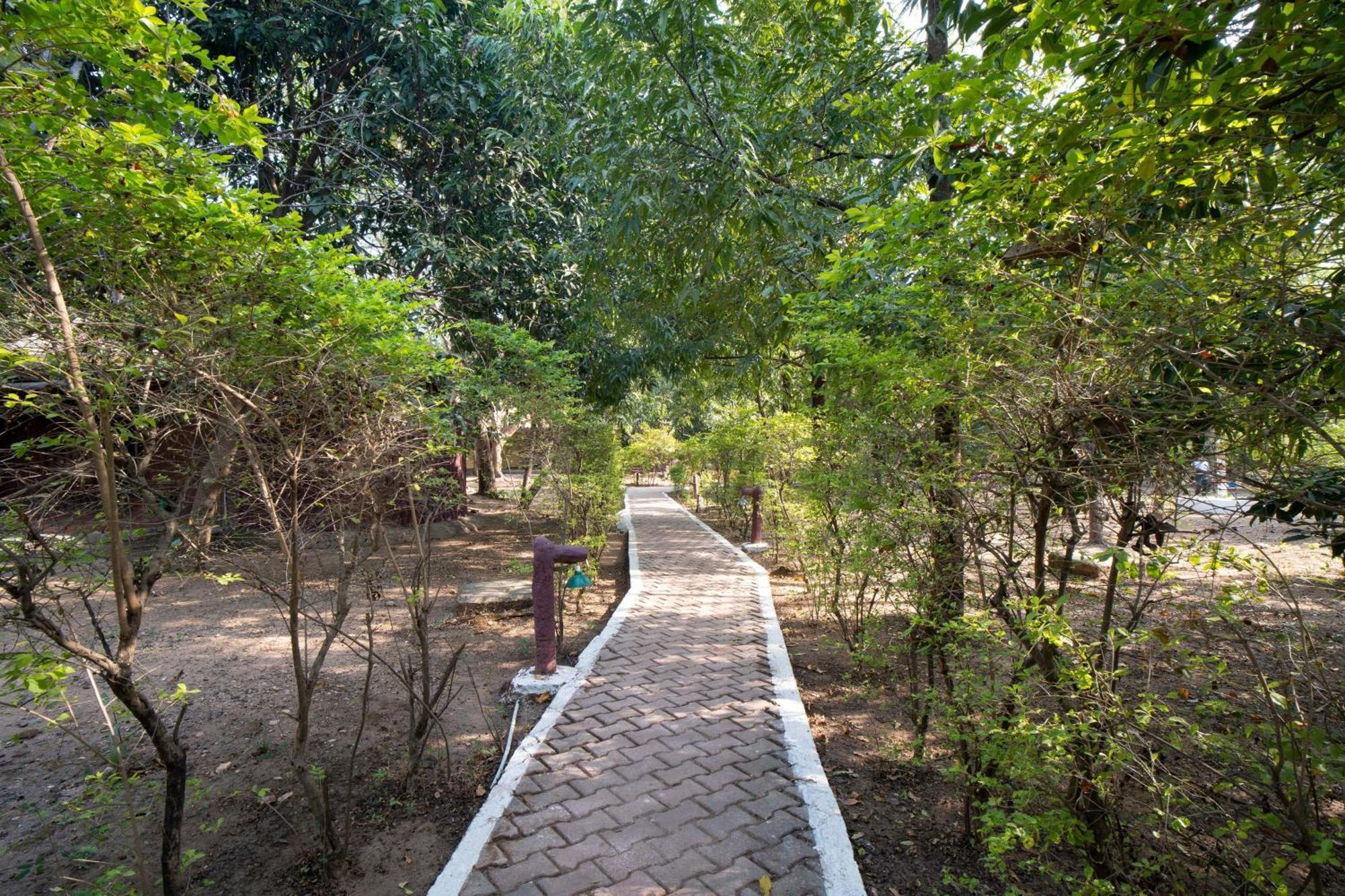 Treebo Premium Mowgli'S Den, Pench Hotel Khawasa Bagian luar foto